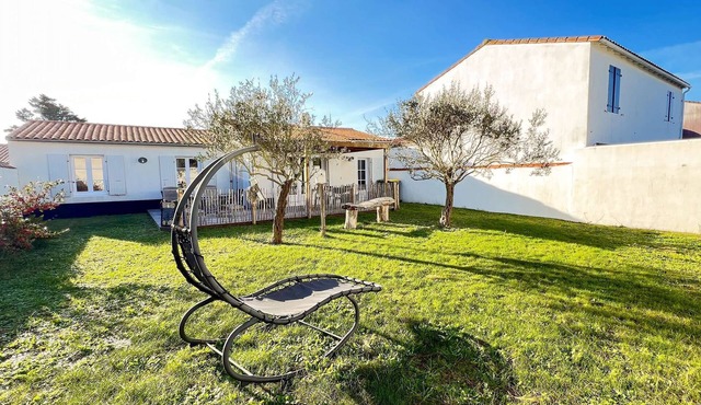 Pretty house with garden near the beach