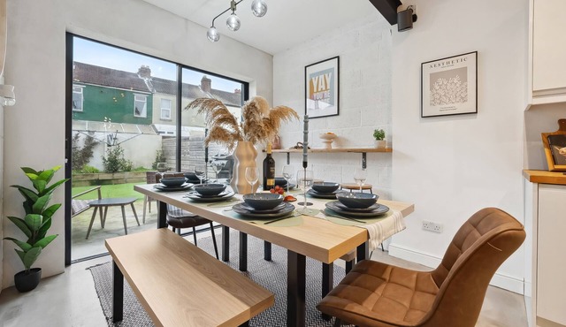 Pretoira View a 4-BR Stunning Home with Garden, Southsea