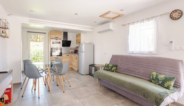 Pretty little house close to the Côte Bleue, in a quiet location with small private garden.