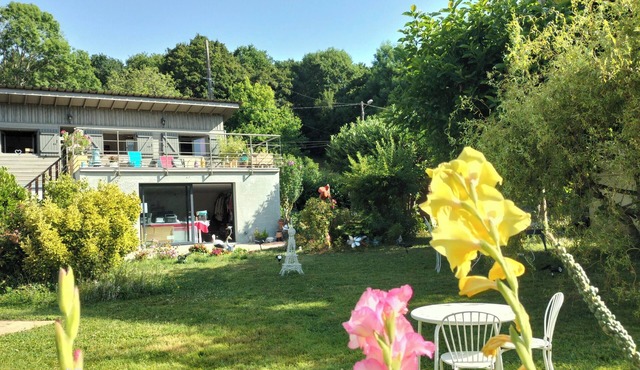 Pretty cottage on the banks of the Loir nestling in a green setting.