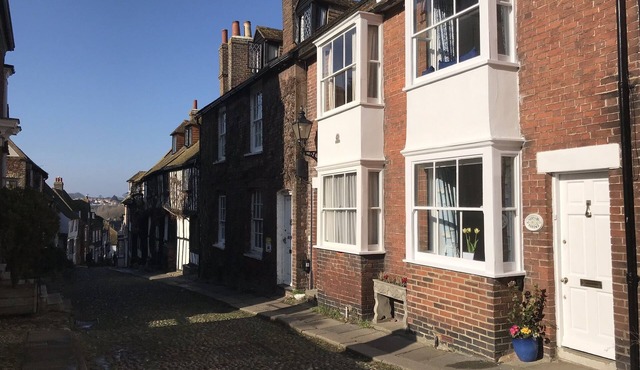 Pretty 18th century cottage centrally situated on Mermaid Street in Rye