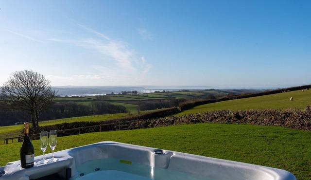 Pretty, 2-bedroom barn conversion with hot tub close to North Devon beaches