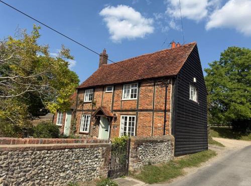 Pretty 2 Bedroom Cottage in Skirmett with Parking