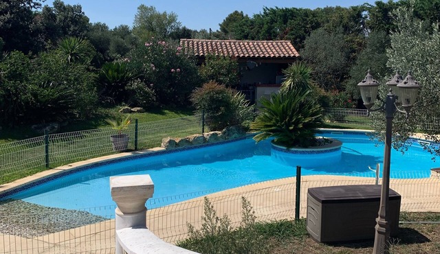 Pretty 200 m2 villa on wooded grounds with swimming pool and fully equipped pool house