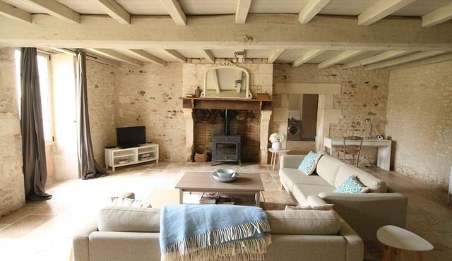 Pretty 3 bedroom cottage sleeps 6 with heated shared pool