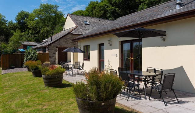 Pretty 3 bedroom cottage sleeping 6 with lake views and onsite children's play area.