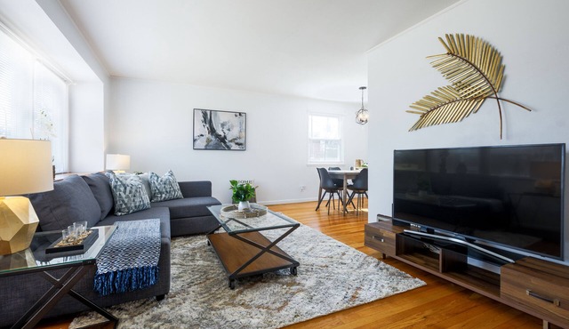 Pretty *3BDR/2Bath Home* in a Good Area Next to Parks & Close to Downtown!