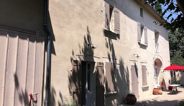 Pretty apartment with private pool in a mas provençale.