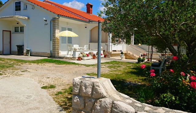 Pretty Apartment With Terrace on Island Rab