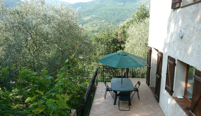 Pretty apartment with terrace and garden