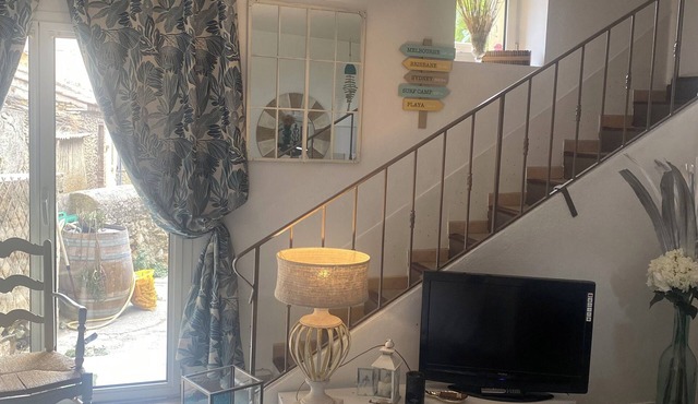 Pretty atypical village house with garden in the heart of Châteauneuf du Pape.