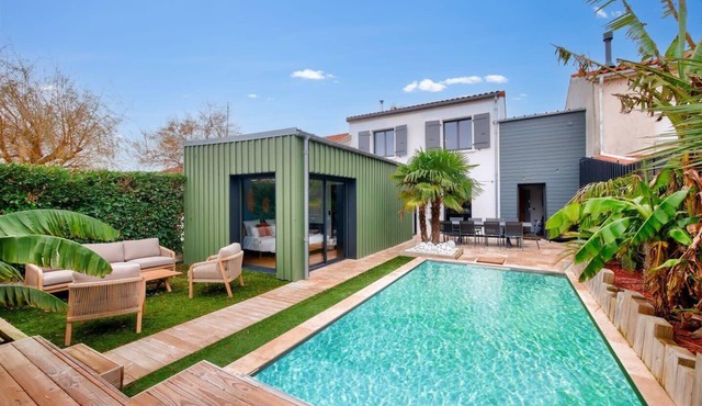 Pretty atypical house 2 steps from the ocean