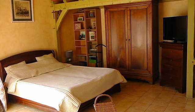 Pretty bedroom adjoining a country house