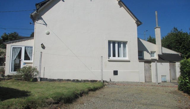 Pretty Breton Cottage recently refurbished 2 bedrooms central to all amenities