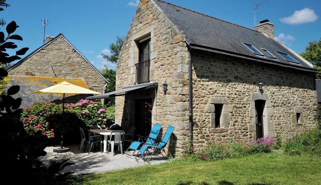 Pretty Breton stone house, 5 to 600 meters from the sea. Equivalent to 3 stars.