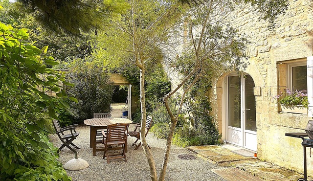 Pretty bucolic house 95 m2 with landscaped grounds. Private courtyard. Shared pool.