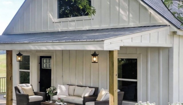 Pretty Cabin right next to Dale Hollow State Park Entrance! With Boat Parking.