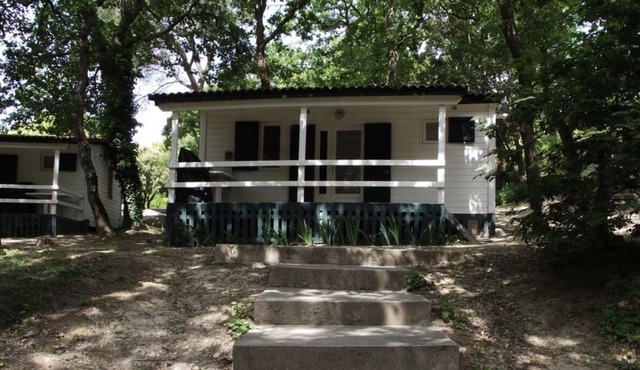 pretty chalet for 4 in a 5***** campsite