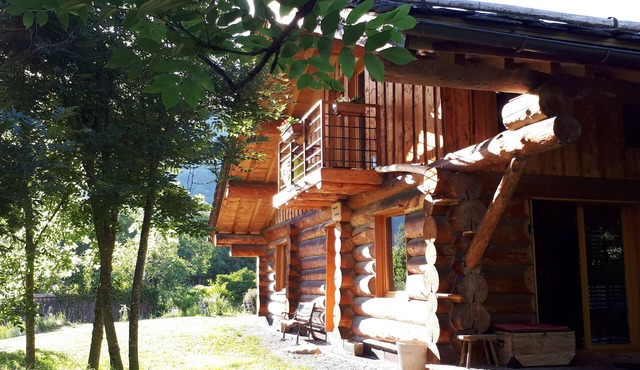 Pretty chalet in a wooded garden