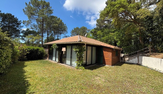 Pretty chalet in the heart of the Landes. large garden in a green and wooded setting.