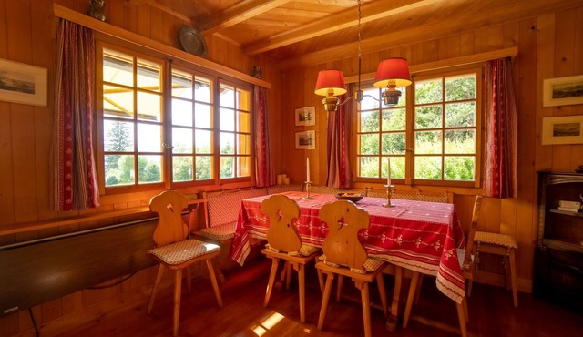 Pretty chalet located on a large plot of land close to the Place de la Barboleuse, its shops and res