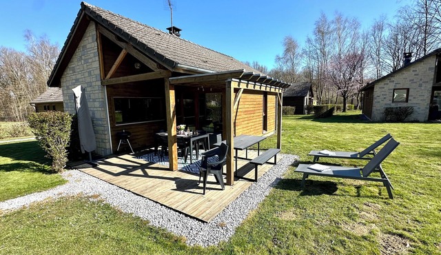 Pretty chalet on a family estate with a pool