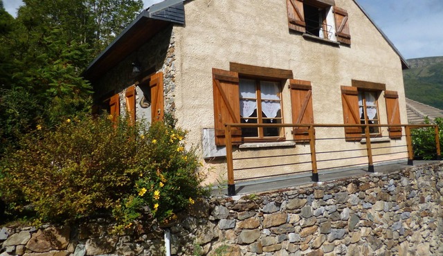 PRETTY CHALET SEM, ARIÈGE HIGH VILLAGE