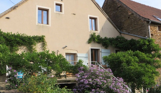 Pretty Clunisois farmhouse, near Cormatin, Taizé and Cluny, nearby greenway