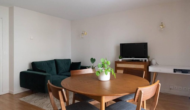 Pretty cocoon of love close to the City of Light