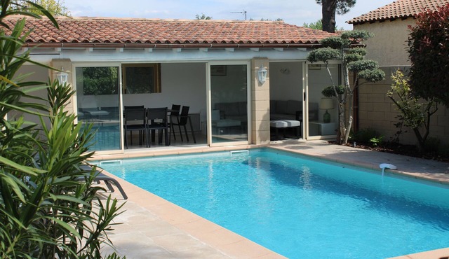 Pretty, comfortable house with poolhouse