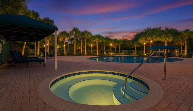 Pretty Condo: KING bed-Pool-Hot Tub-Gym-AC-FAST Wifi-Wash-Dry-Pet-Business Ready