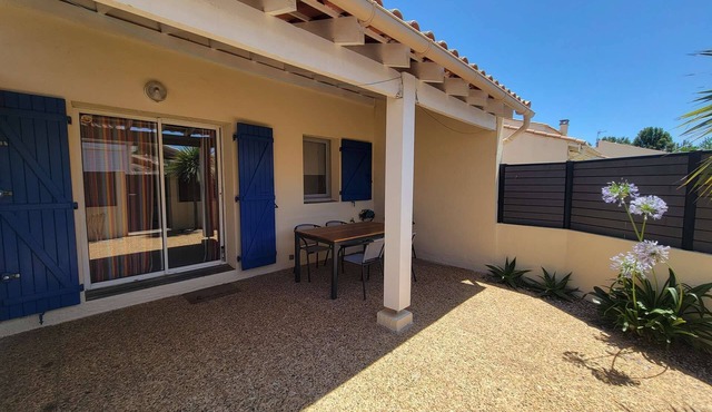 Pretty corner villa located in secured residence "Les Marines", for 5 persons, only 250m from the.