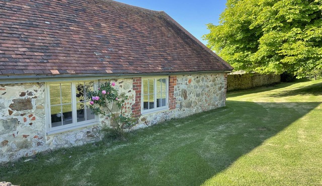 PRETTY, COSY COTTAGE FOR 2 - 4 NEAR SOUTH COAST, BEAUTIFUL QUIET LOCATION