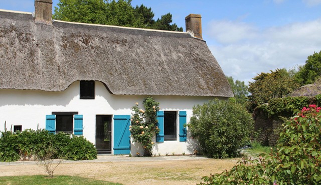 Pretty cottage between land and sea