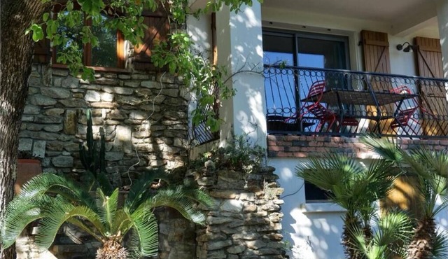 Pretty cottage in a farmhouse at the foot of the mountain 2 minutes from the beach