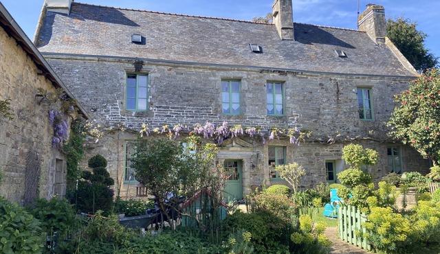 Pretty cottage in a charming fifteenth century south finistere mansion