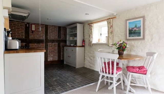 Pretty cottage in idyllic lakeside Wyeside settingn