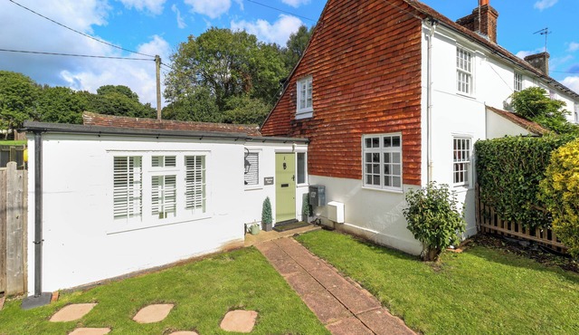 Pretty Cottage, Quirky Features, Modern Comforts and Lovely Country Setting