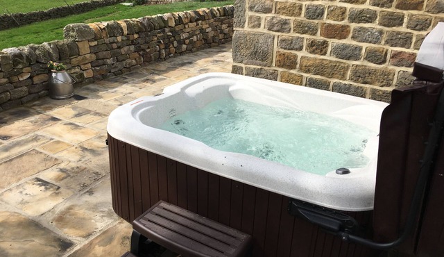 Pretty cottage with enclosed patio and private hot tub with stunning veiws