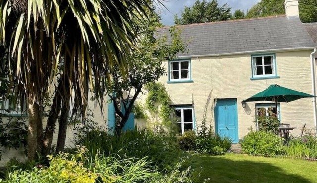 Pretty Cottage with Private Garden, Dulverton, Exmoor - Pet-friendly