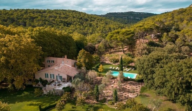 Pretty country house of 900 m2, with heated swimming pool/volet and tennis court