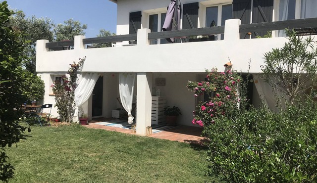 Pretty dependent room in house with garden