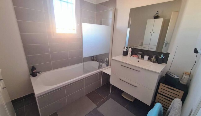 Pretty detached house close to the sea, with above-ground pool