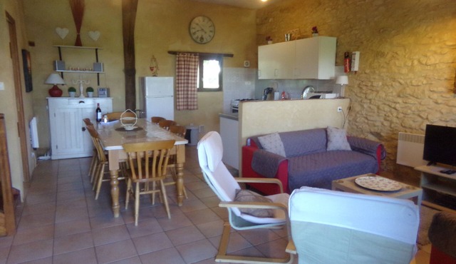 Pretty Dordogne valley house, heated swimming pool sleeps 8 (7 adults max)