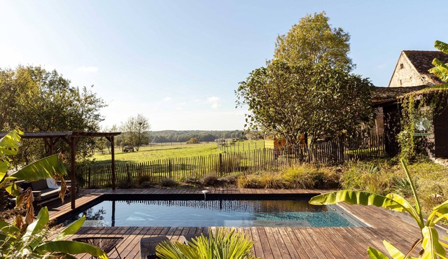 Pretty family friendly Stone Cottage Bergerac Bordeaux St Emillion jacuzzi pool