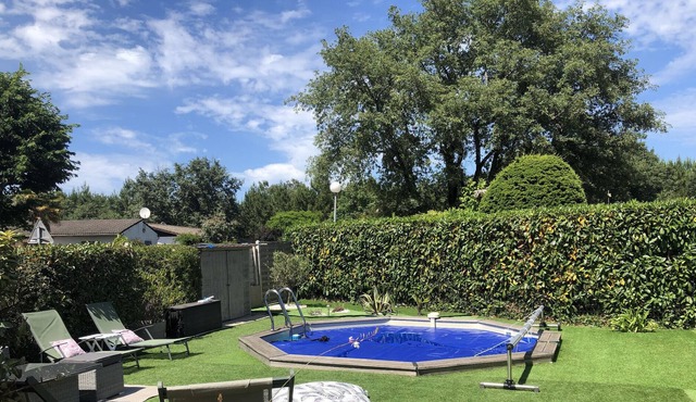 Pretty family house with swimming pool near cycle path