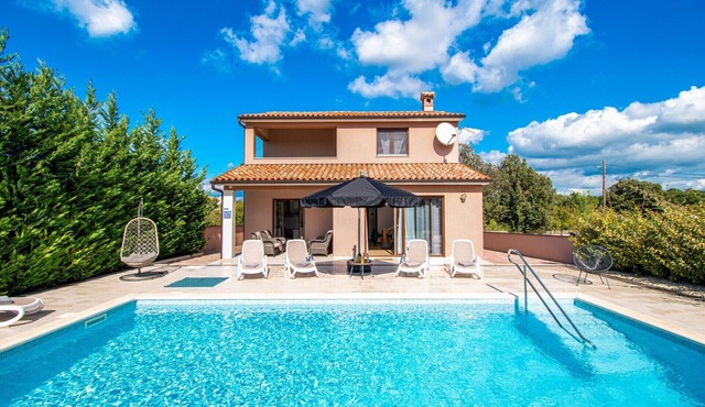 Pretty family villa with private pool near Pula.