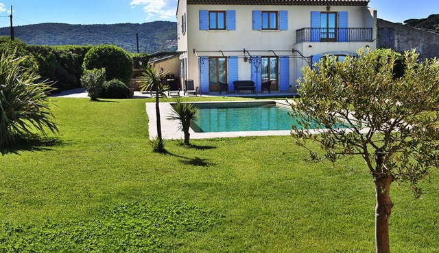 Pretty farmhouse tastefully renovated, air-conditioned, in the vineyards, with jacuzzi pool
