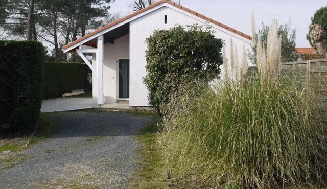 Pretty fenced house Classified 3 stars (sleeps 6) From € 350 per week