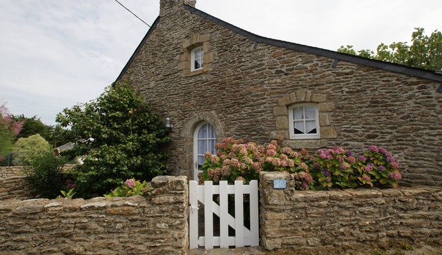 Pretty fisherman's cottage with sea view and beautiful beaches within walking distance